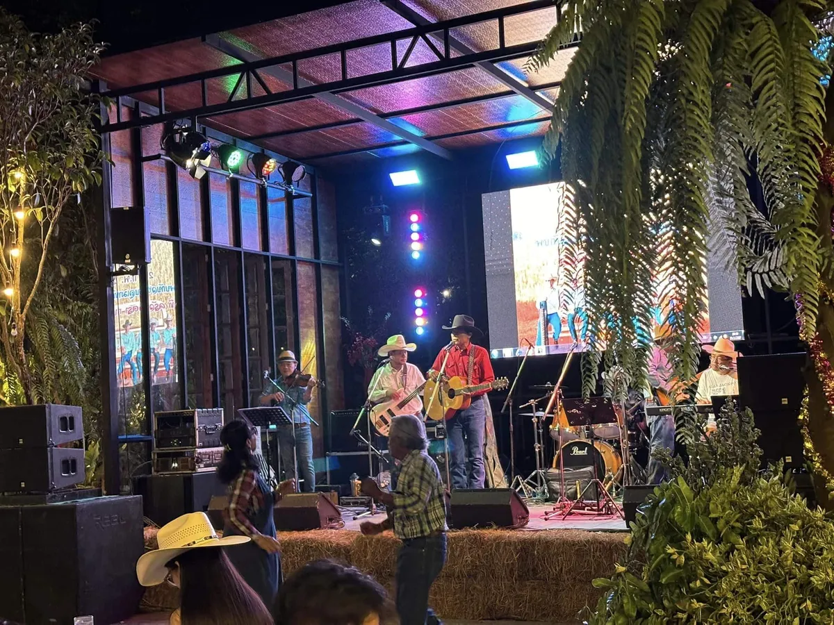 ร้านครัวจิตรา การ์เด้นเฮ้าส์ โซนนั่งเล่นริมสวน